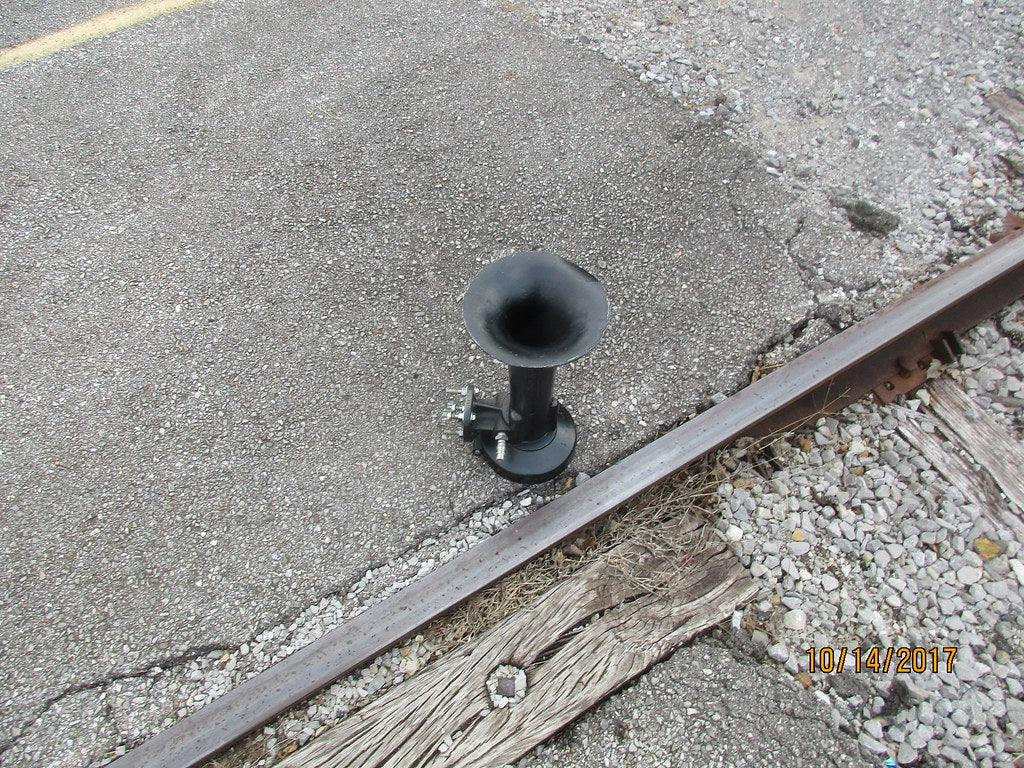 Which Way Should Train Horn Trumpets Face? Aiming and Mounting Direction for Maximum Loudness