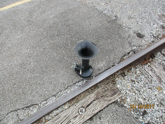 Which Way Should Train Horn Trumpets Face? Aiming and Mounting Direction for Maximum Loudness